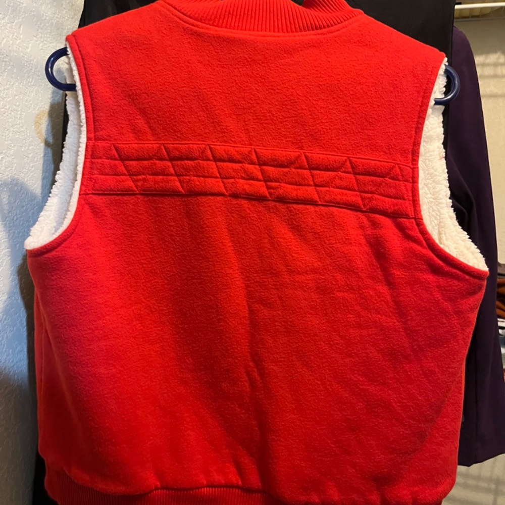 Red vest - Picture 2 of 2